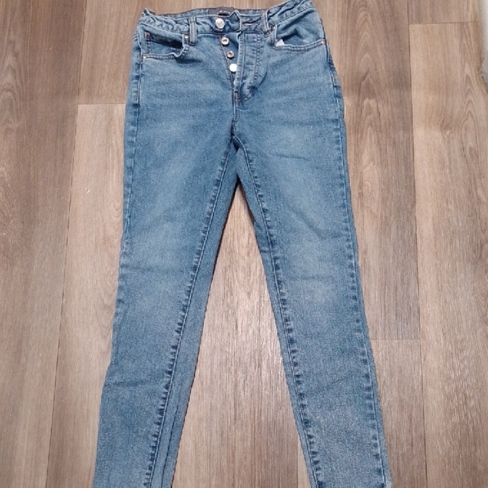 High Rise Blue Jeans with Classic Denim Appeal